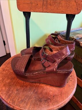 Pierre Dumas Hester Vegan Leather Double-Buckle Rounded-Toe Wedge Sandals 9